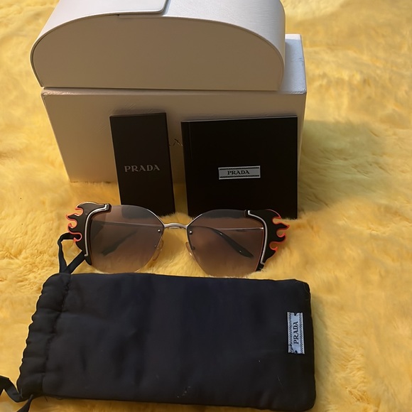 💯 Authentic Stylish Prada Sunglasses. Wore them about 3 times. - Picture 11 of 11